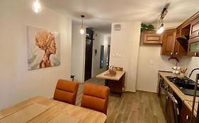 Apartment With Balcony And Free Parking